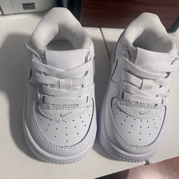 Nike All-White Sneakers 5C - Picture 1 of 5
